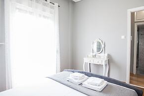 Modern apt with Increbilbe Athens Views