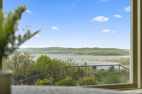 It's a Good Life - Stunning Lake Views!