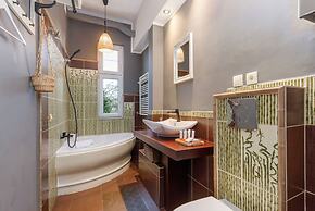 Spacious Apartment Kolobrzeg by Renters