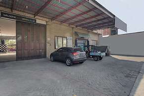 Super OYO Capital O 3198 Sukomanunggal Inn