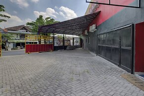 Super OYO Capital O 3198 Sukomanunggal Inn