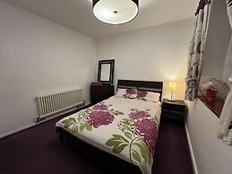 Specious 2 x Double Bedroom Flat in London E18