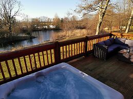 Starlight Log Cabin - With Hot Tub and Lake View