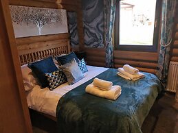 Starlight Log Cabin - With Hot Tub and Lake View