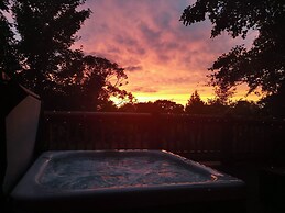 Starlight Log Cabin - With Hot Tub and Lake View
