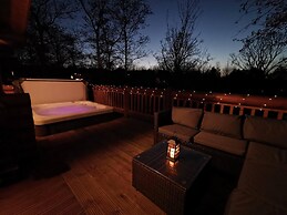 Starlight Log Cabin - With Hot Tub and Lake View