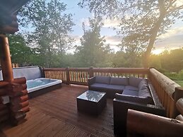 Starlight Log Cabin - With Hot Tub and Lake View