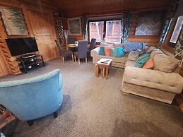 Starlight Log Cabin - With Hot Tub and Lake View