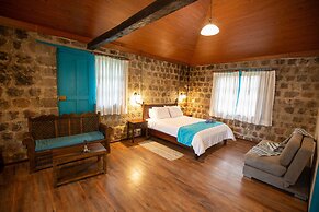 Niebli Historical Farm and Lodge at Pululahua Volcano