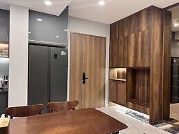 Midtown The Peak Apartment by VnHouse