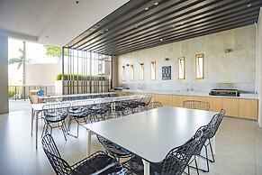 Midtown The Peak Apartment by VnHouse