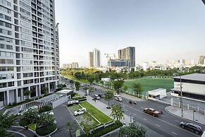 Midtown The Peak Apartment by VnHouse