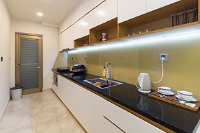 Midtown The Peak Apartment by VnHouse