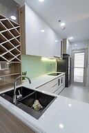 Midtown The Peak Apartment by VnHouse