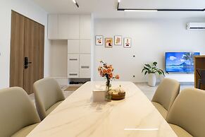 Midtown The Peak Apartment by VnHouse