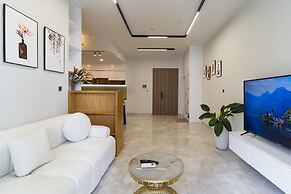 Midtown The Peak Apartment by VnHouse