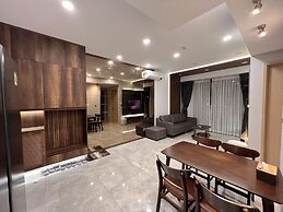 Midtown The Peak Apartment by VnHouse