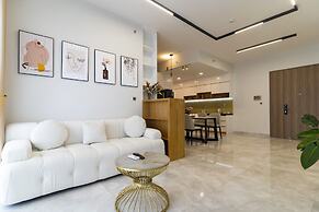 Midtown The Peak Apartment by VnHouse