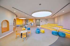 Midtown The Peak Apartment by VnHouse