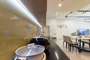Midtown The Peak Apartment by VnHouse