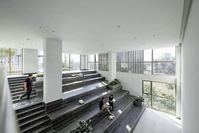 Midtown The Peak Apartment by VnHouse