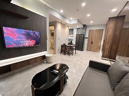 Midtown The Peak Apartment by VnHouse