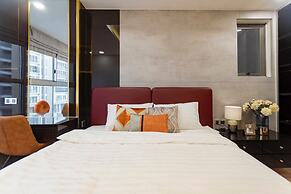 Midtown The Peak Apartment by VnHouse