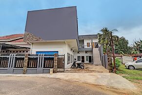 OYO 92057 Reny Kost Syariah