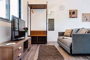Sanders Home Suites - Cheerful Downtown Studio