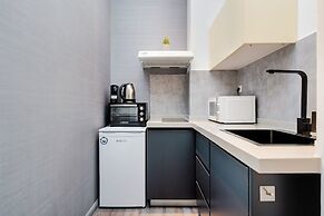 Sanders Home Suites - Cheerful Downtown Studio