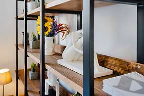 Sanders Home Suites - Cheerful Downtown Studio