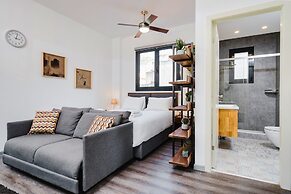 Sanders Home Suites - Cheerful Downtown Studio