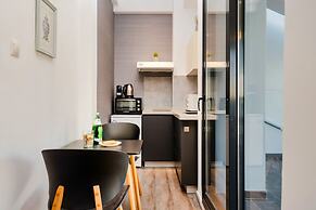 Sanders Home Suites - Cheerful Downtown Studio