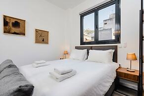 Sanders Home Suites - Cheerful Downtown Studio