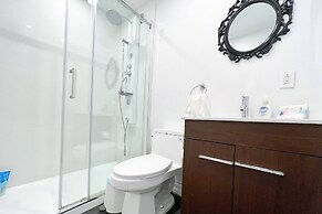 Chic Townhome With Garage Dt Mtl