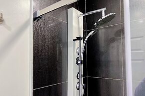 Chic Townhome With Garage Dt Mtl