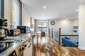 Chic Townhome With Garage Dt Mtl