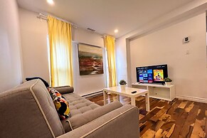 Chic Townhome With Garage Dt Mtl