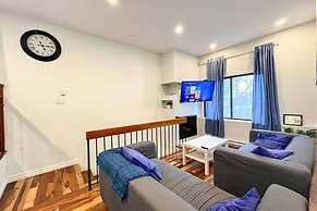 Chic Townhome With Garage Dt Mtl