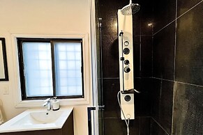 Chic Townhome With Garage Dt Mtl
