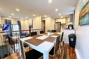Chic Townhome With Garage Dt Mtl