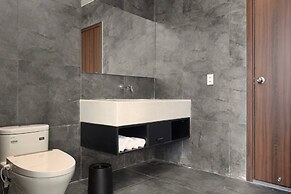 Modern 2 Bdr Apt, Large Living Room, High Speed Wifi