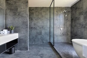 Modern 2 Bdr Apt, Large Living Room, High Speed Wifi