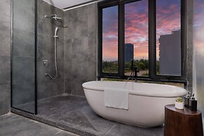 Modern 2 Bdr Apt, Large Living Room, High Speed Wifi