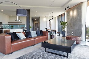 Modern 2 Bdr Apt, Large Living Room, High Speed Wifi