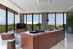 Modern 2 Bdr Apt, Large Living Room, High Speed Wifi