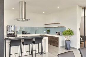 Modern 2 Bdr Apt, Large Living Room, High Speed Wifi