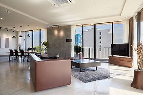 Modern 2 Bdr Apt, Large Living Room, High Speed Wifi