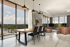 Modern 2 Bdr Apt, Large Living Room, High Speed Wifi