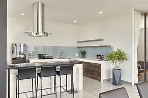 Modern 2 Bdr Apt, Large Living Room, High Speed Wifi